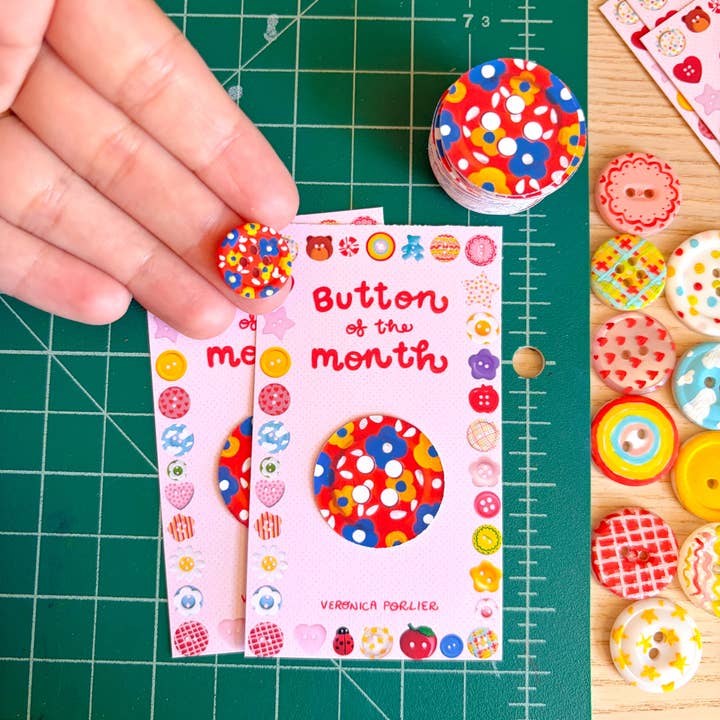 Februari 2026 Månadens knapp mini‑klistermärke för wholesale av Veronica Porlier Illustrations