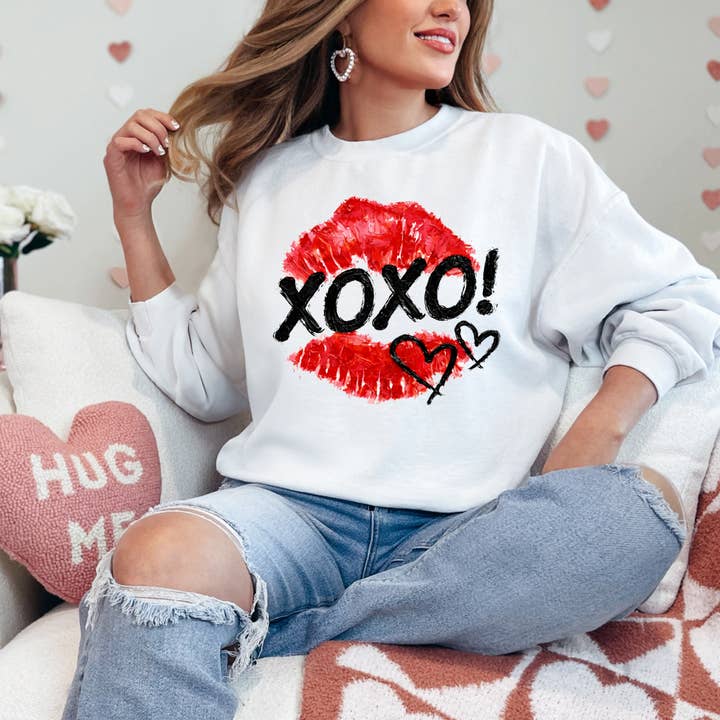 SWEATSHIRT COL ROND RÉTRO SAINT-VALENTIN XOXO LIP pour la vente par Haverly and Co.