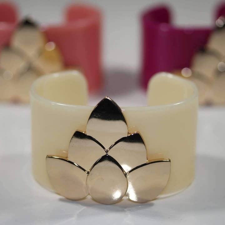 Brazaletes anchos con flor de loto para venta al por mayor de Wild Lotus