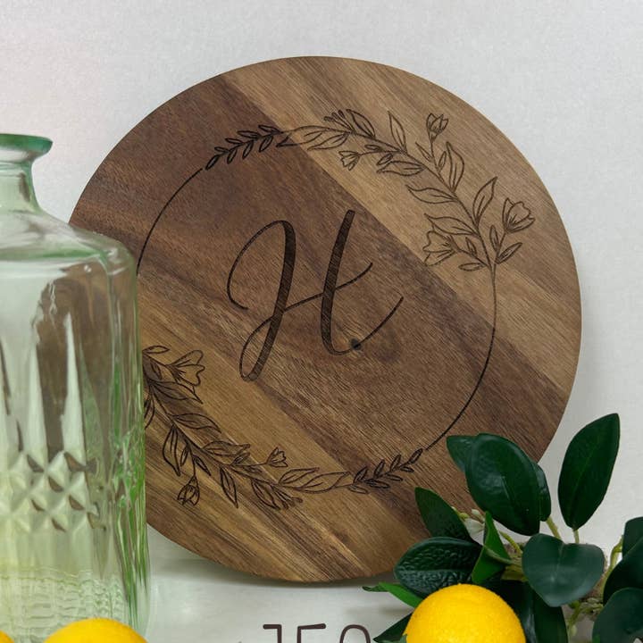 Lasergraveret træserveringsbræt - Blomstret bogstav for engroshandel hos JEC Home Goods Inc