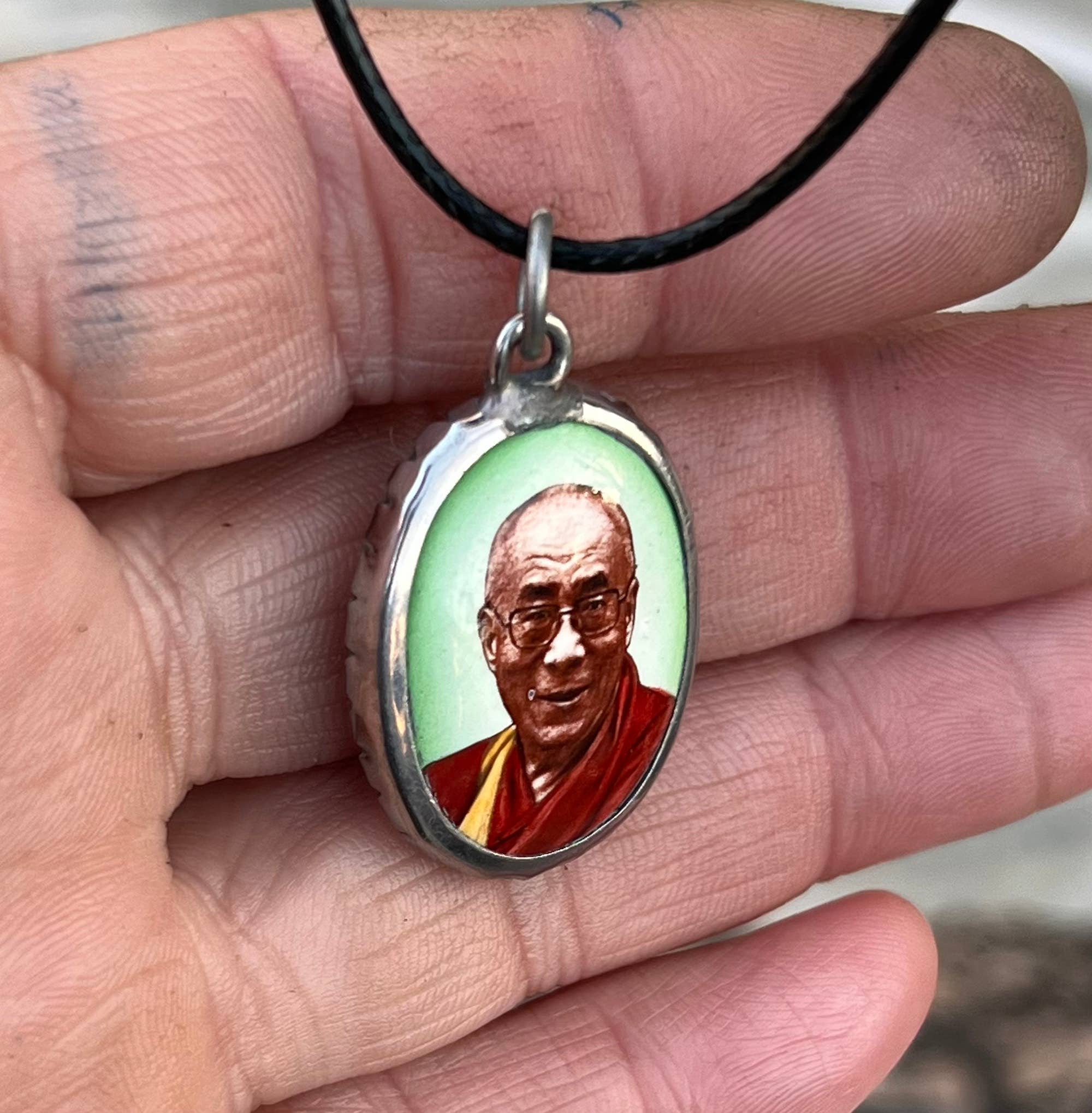 Lungta Imports – Colar pingente/pendente por atacado – Dalai Lama Pendente Esmalte Yoga Fio Jóias6