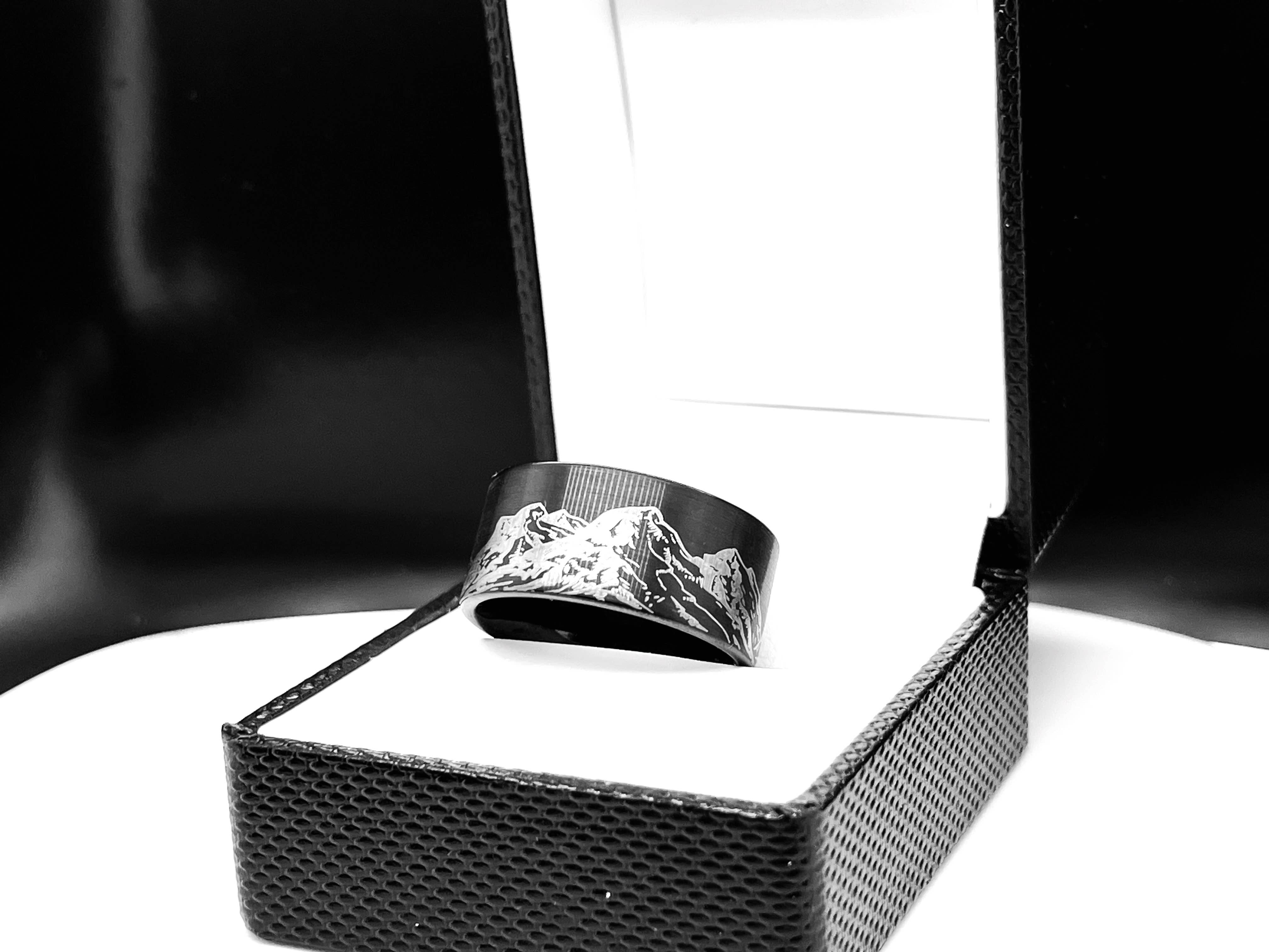 rings paradise – wholesale Band/Stackad Ring – Svart borstad volframkarbidring med berggravyr2