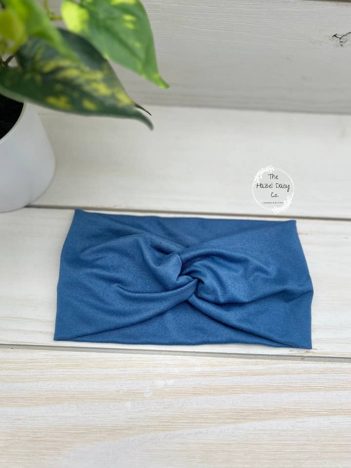 Bandeau nœud frontal bleu denim pour la vente par The Hazel Daisy Co