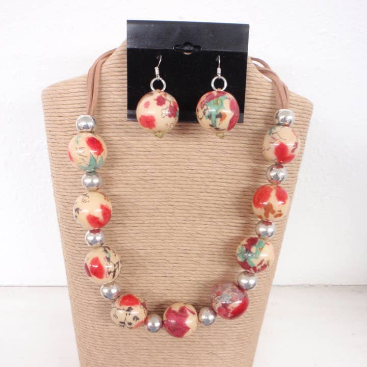 ENSEMBLE DE COLLIERS À UN BRIN À PERLES RONDES EN BOIS MARBRÉ pour la vente par International Duru's