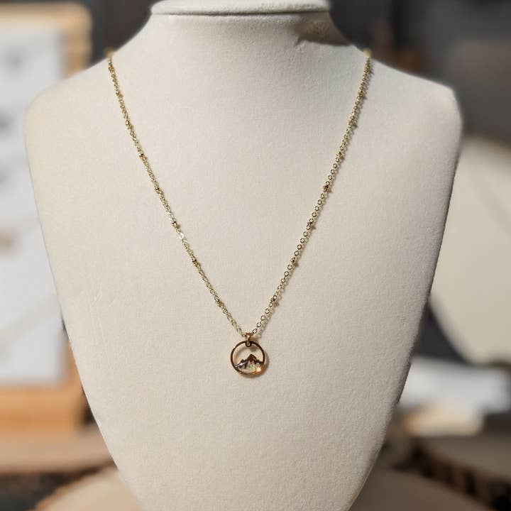 Halskæde med bjergvedhæng i laboratoriedyrket opal - 18K guldbelagt for engroshandel hos TillyPad Studios