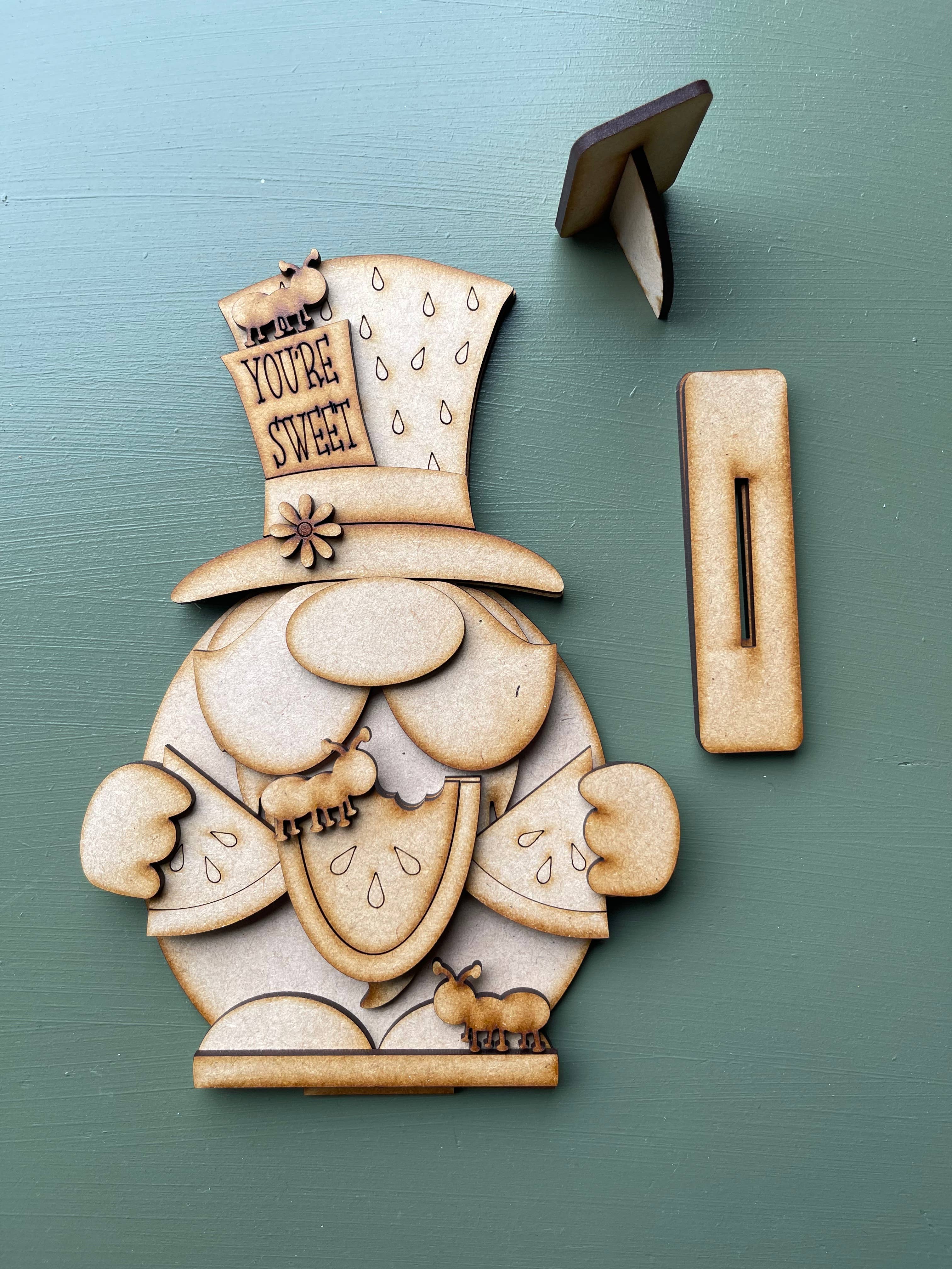 Rustic Home Co LLC - Vendita all'ingrosso Decorazioni da tavolo - Gnome in piedi a forma di anguria, decorazione per la casa, artigianato1