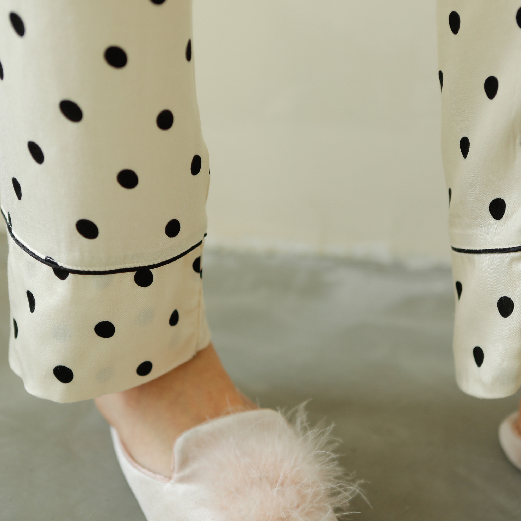 DrifWoo - Venta al por mayor Conjunto de ropa para dormir - Mujer - Conjunto de pijama de viscosa con lunares – Ropa de spa y descanso suave6