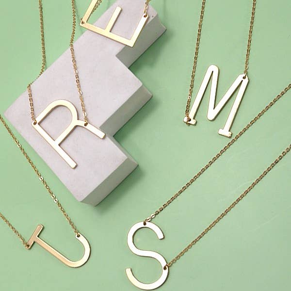 JOSSLYN by wall to wall - Wholesale Pendant/Charm Necklace - PERSONALIZED LARGE SIDEWAY INITIAL NECKLACE | 80N440