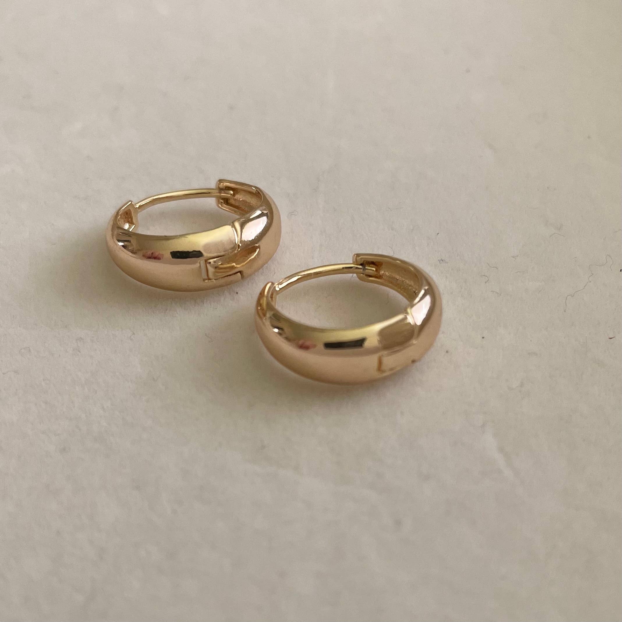 House of Au.ORA - Wholesale Huggie oorbellen - Jezebel gouden Huggie oorbellen. Met goud gevulde sieraden. Knuffels0