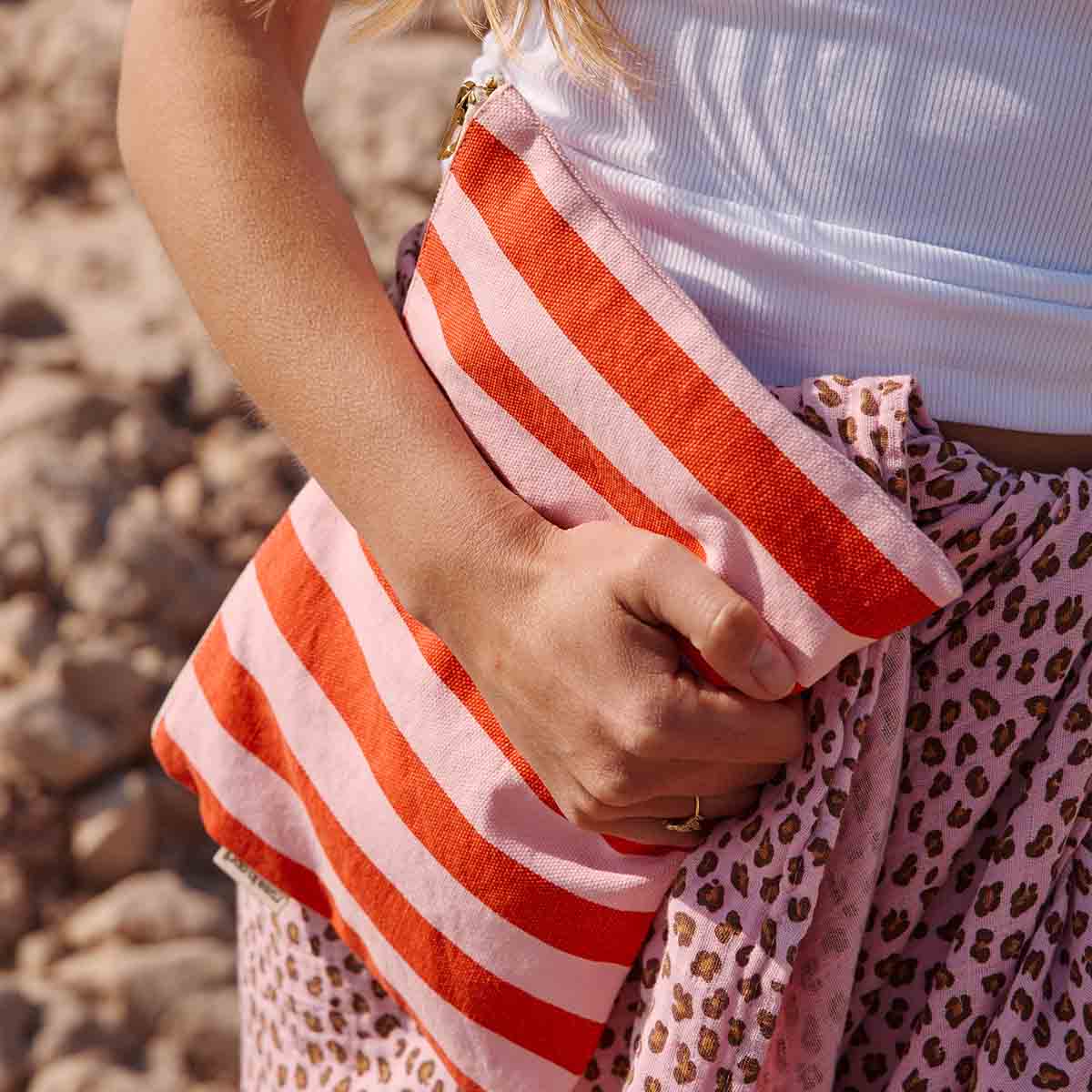 LILI FLAT POUCH STRIPES TOMATO / CANDY PINK for wholesale on Faire2