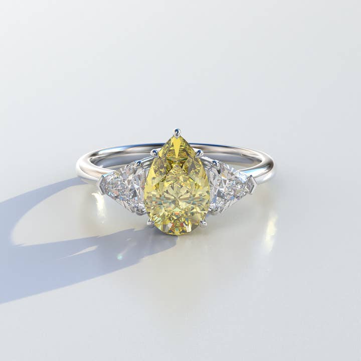 Bague de fiançailles avec diamant de laboratoire jaune taille radiant de 2 carats et pierres latérales - Gloria pour la vente par Mohana Jewels - Luxury