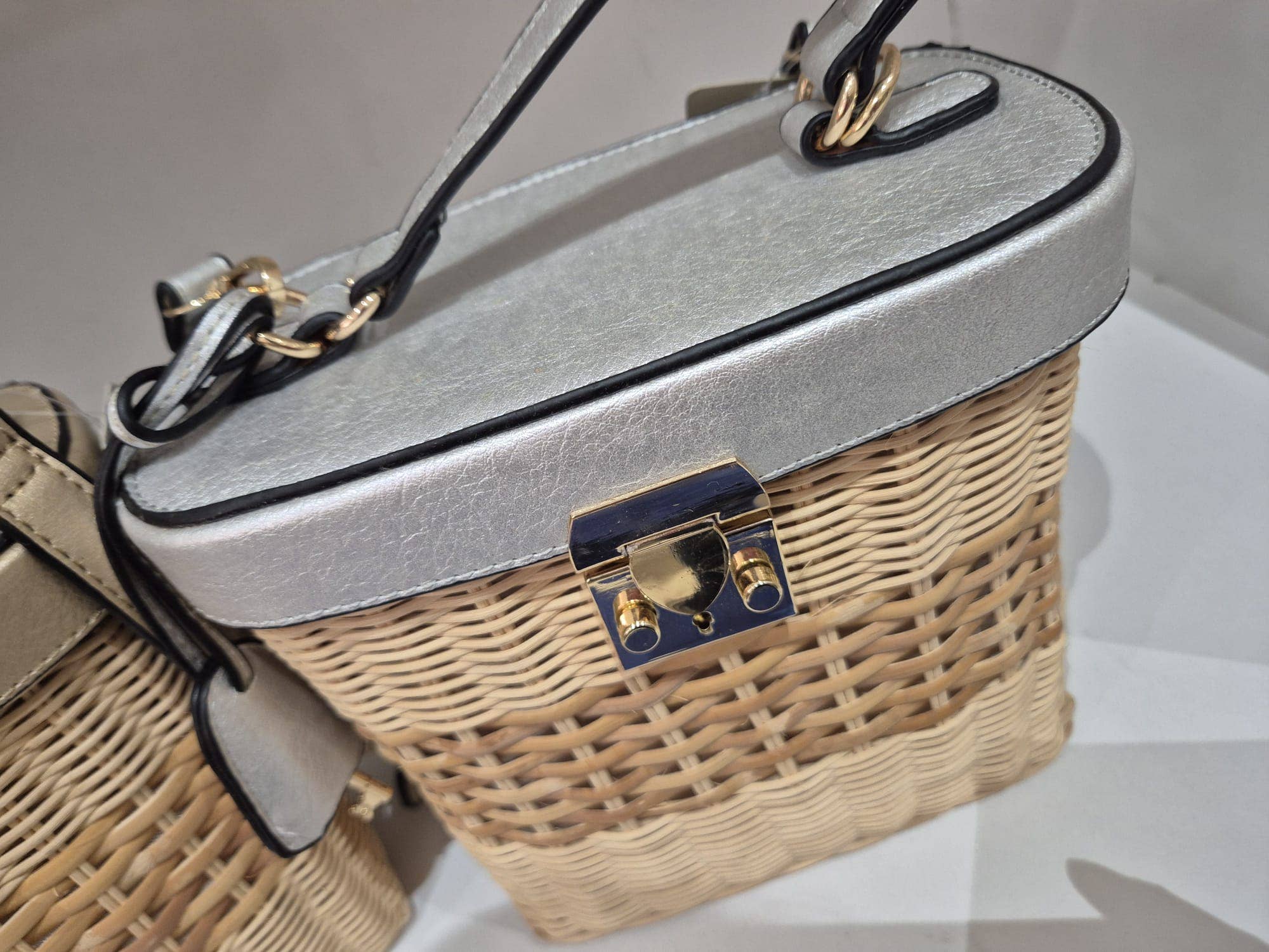 MONEY HAND BAG WITH SHOULDER STRAP. RIGID. for wholesale on Faire1