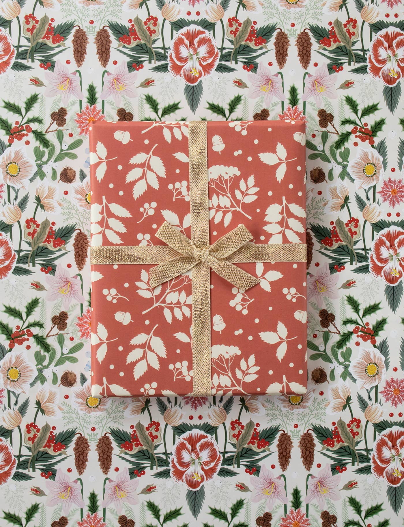 Botanica Paper Co. – Großhandel Geschenkpapier in Bögen – WEIHNACHTSROSE | doppelseitiges Geschenkpapier, Einzelnblatt2