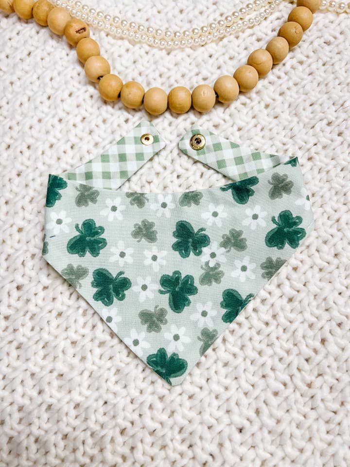 Bandana réversible pour chien Clovers, foulard pour animaux à fleurs de printemps avec bouton-pression pour la vente par StellaLoo
