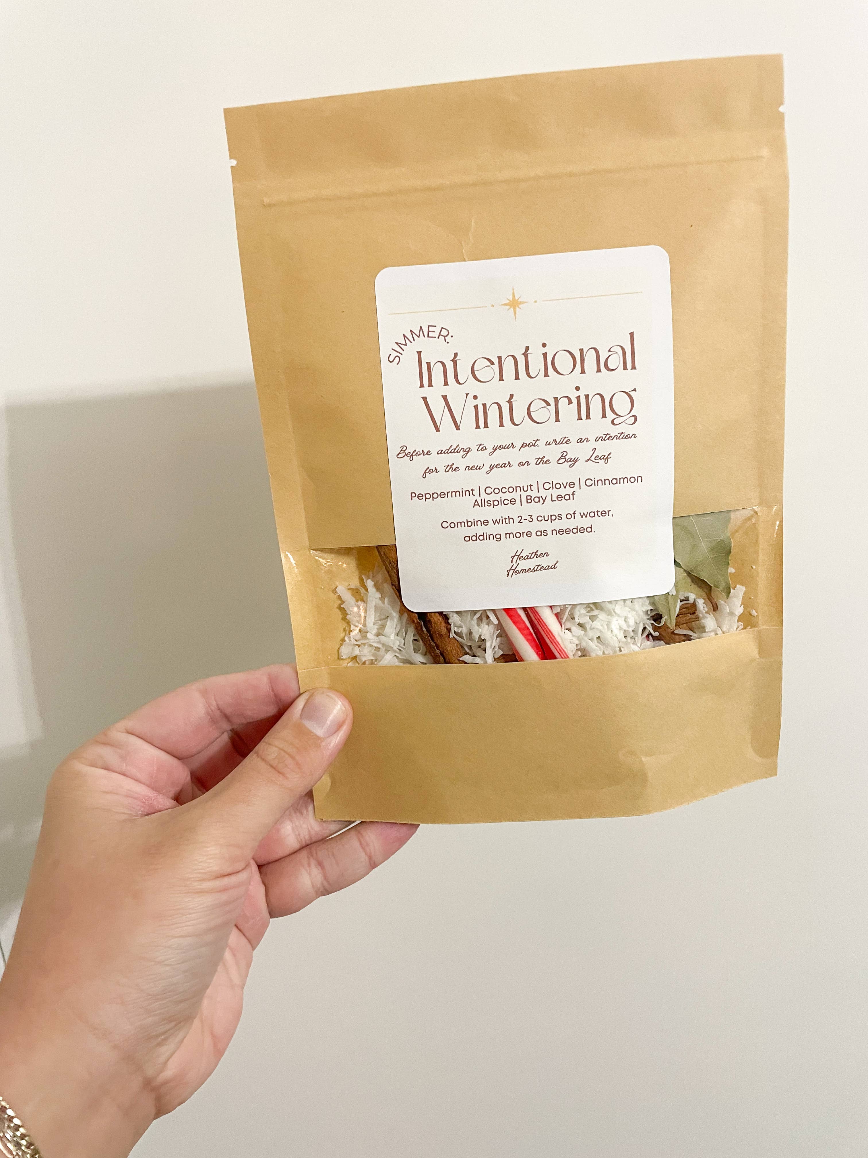 Heathen Homestead - Vente Accessoire de méditation - Pot-pourri hivernal à la menthe poivrée pour fixer des intentions0