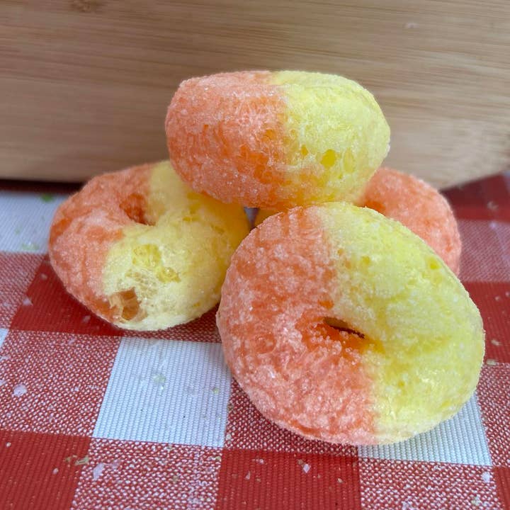 Planètes de pêche lyophilisées pour la vente par Foxtail Candy