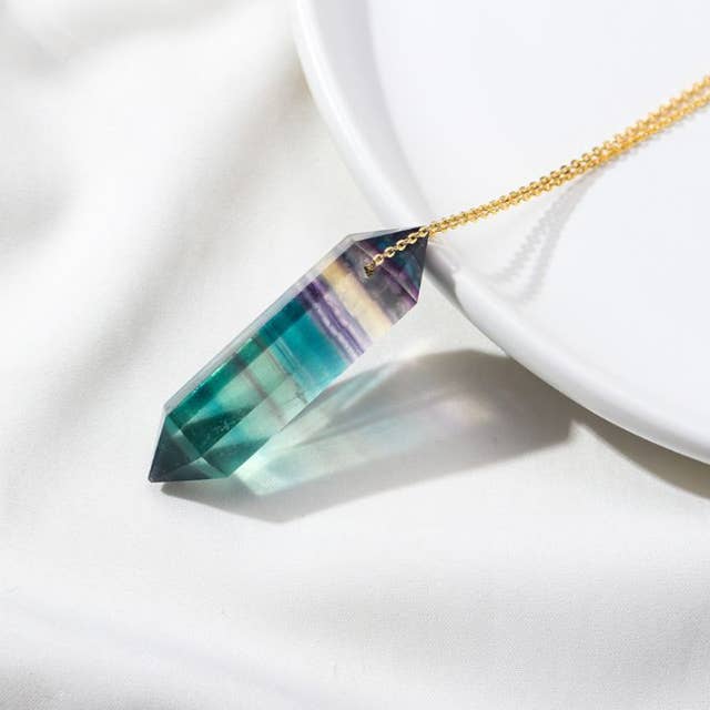 Moon Rituals – Großhandel Kette mit Anhänger/Charm – Halskette aus Fluorit in Regenbogenfarben — Embrace Clarity & Creativity3