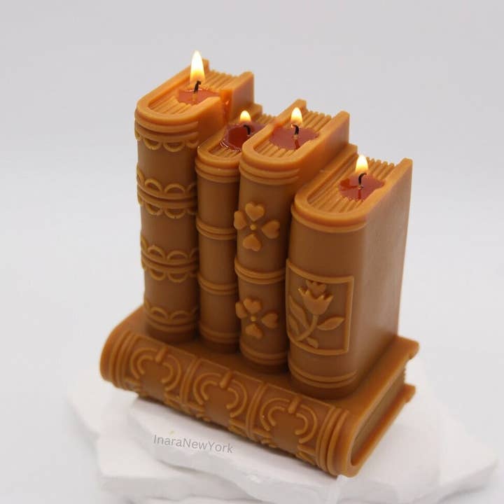 Bougie livre de bibliothèque | bougie sculpturale pour la vente par Inara New York