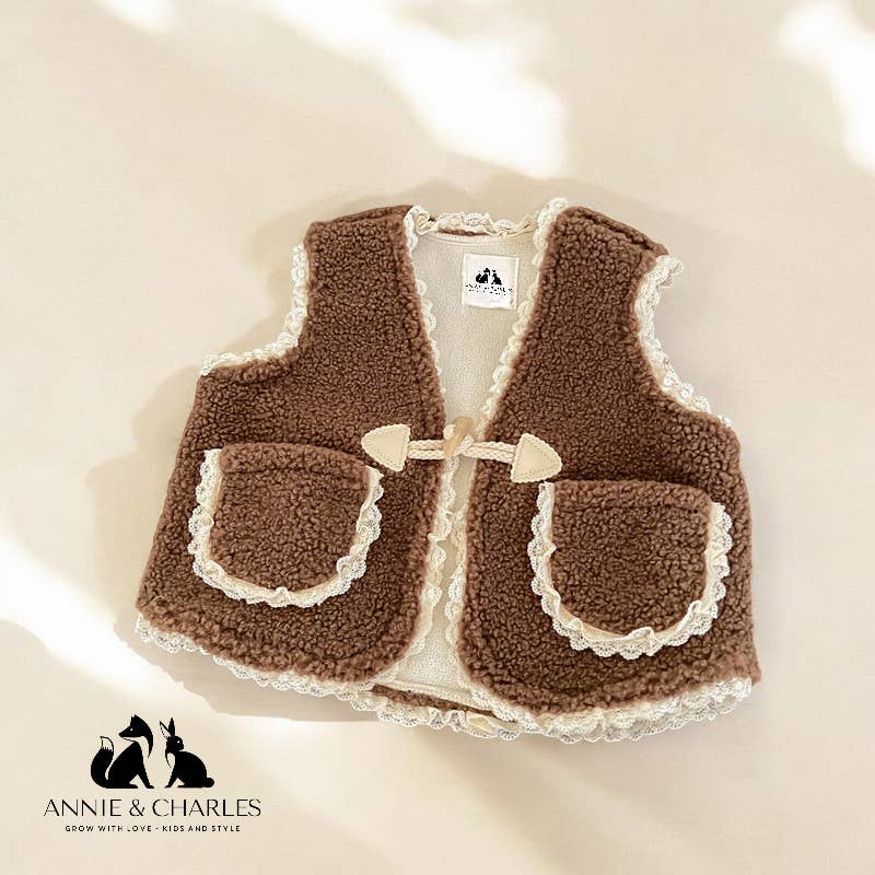 Annie & Charles – Engroshandel Vest - Børn – Annie & Charles® blød vest med teddyfleece og blondekanter9