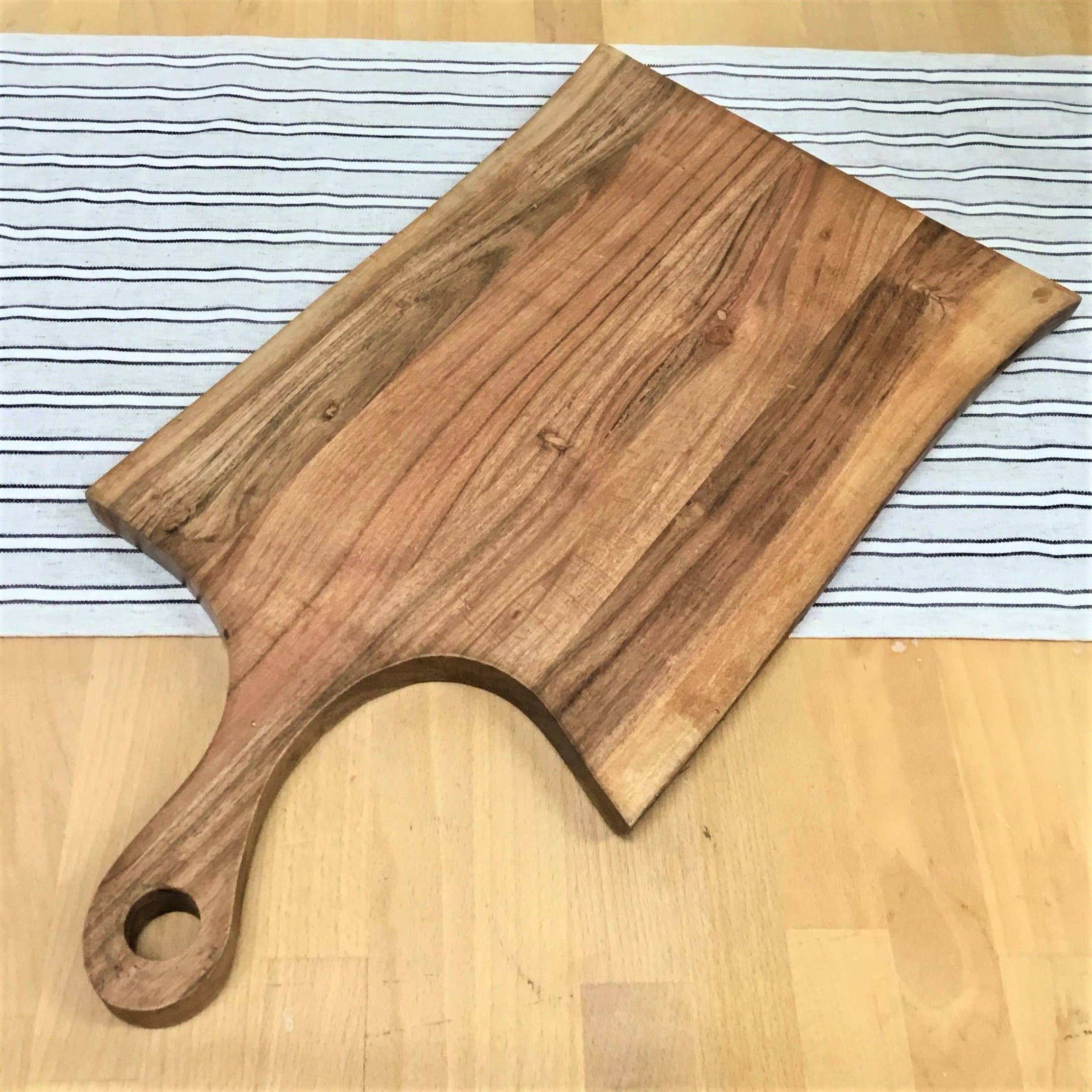 India Handicrafts Inc - Vente Planche à découper - PETITE planche rectangulaire en bois d'acacia avec bord naturel et poignée#713375