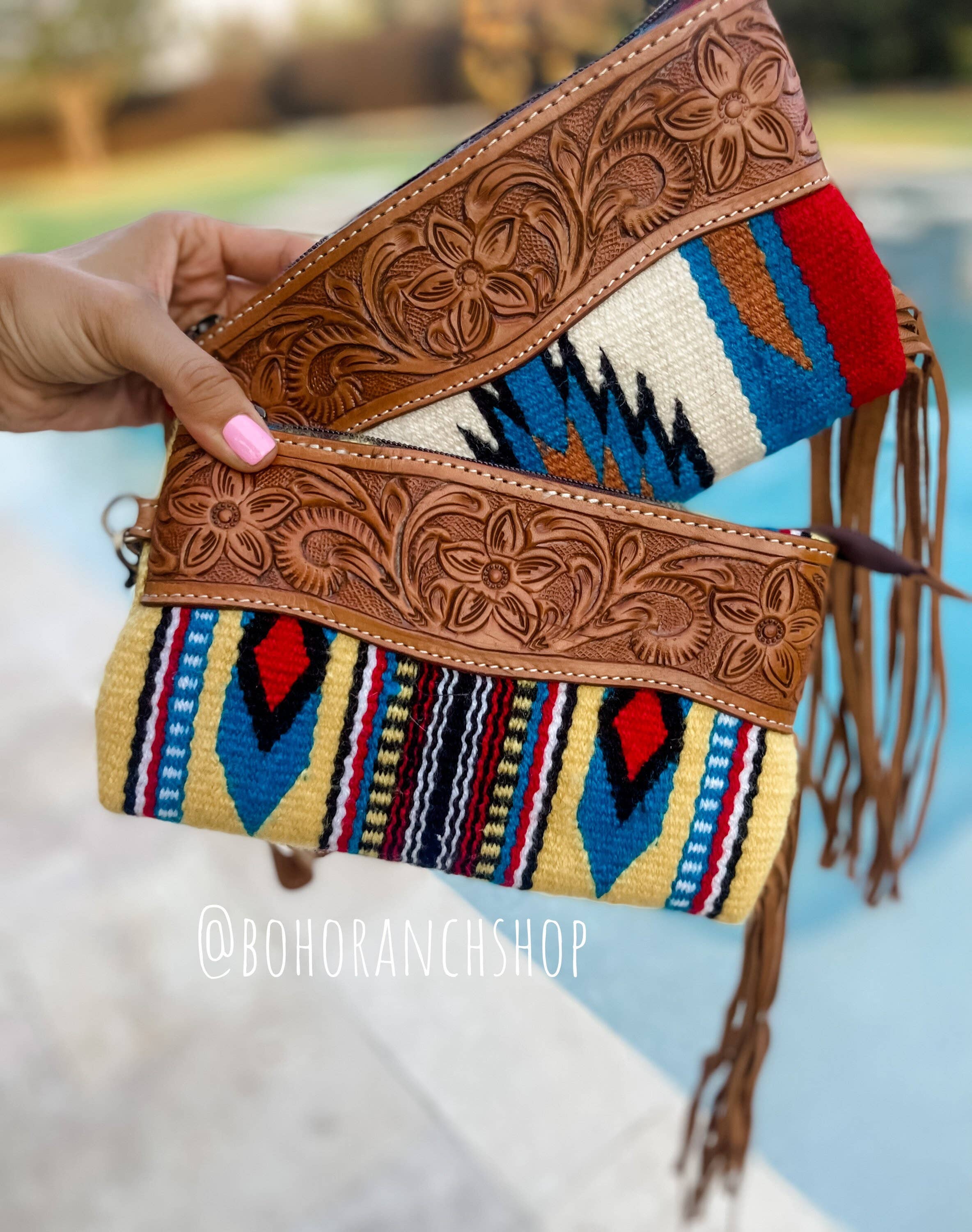 Boho Ranch Shop - Vente Bracelets - Porte-monnaie à pompons en cuir usiné Western Aztec6