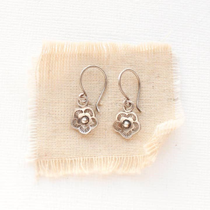 Mini-Kaktusblumen-Charm-Ohrringe, zierliche Silberohrringe für den Großhandel von Sarah DeAngelo