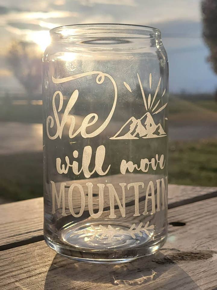 Gravée, elle déplacera des montagnes, du verre pour la vente par Jangles by Jan