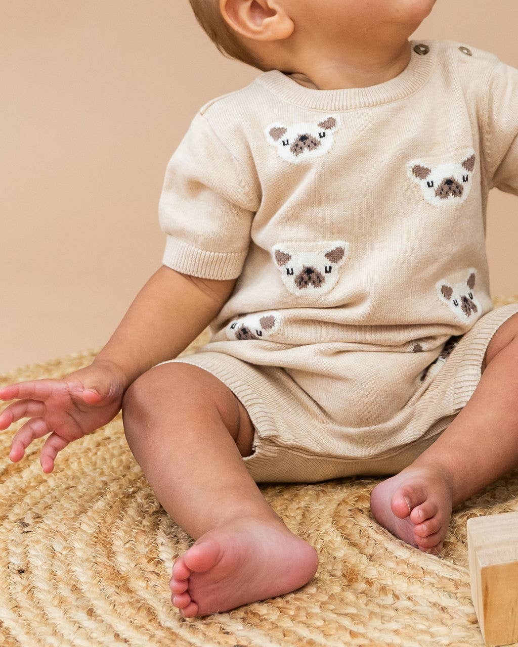 Heather de aveia Babygrow em Malha Jacquard com Cão Frenchie (Algodão Orgânico) para venda a revendedores na Faire1