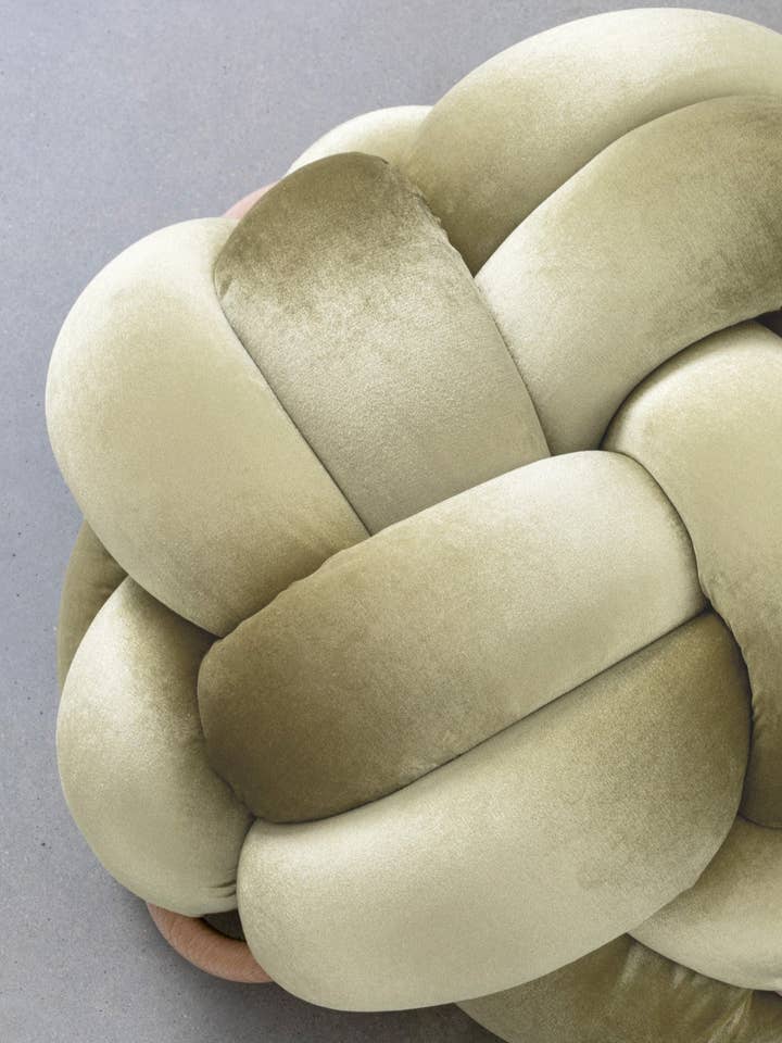 (L) Elfenbensvit Knut Ottoman för wholesale av Knots Studio