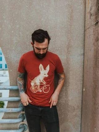 Camiseta unissex Fennec Fox em uma bicicleta por atacado de Dark Cycle Clothing