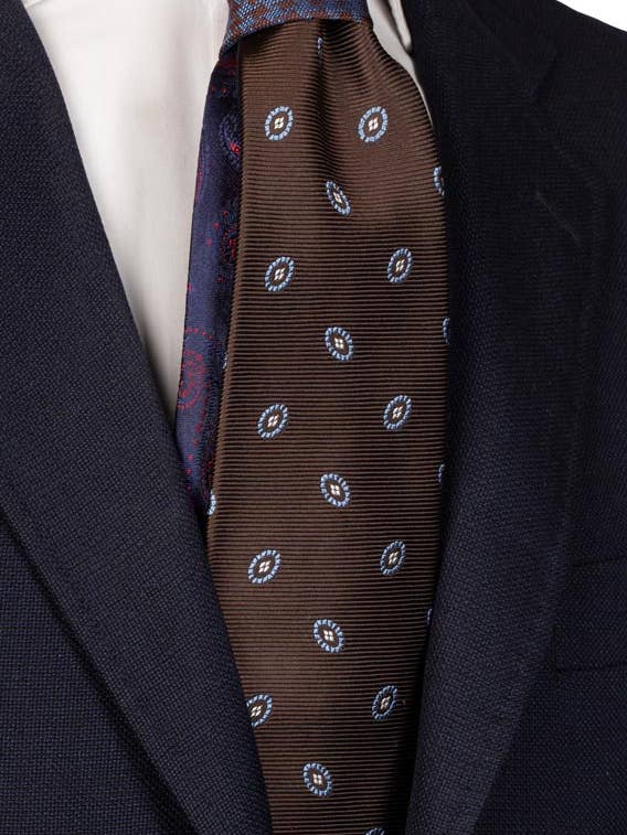 Braune Krawatte mit himmelblauem Muster, kontrastierender Knoten, braun-himmelblaues Hahnentrittmuster N2608 für den Großhandel von Graffeo Cravatte