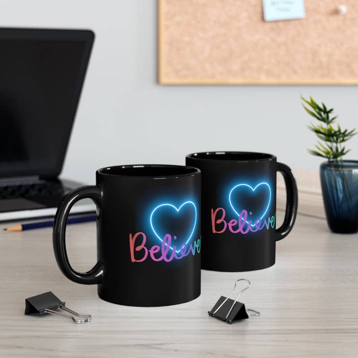 Believe Rainbow Keramiktasse, 11 Unzen, Schwarz für den Großhandel von Pugs In Mugs Creations