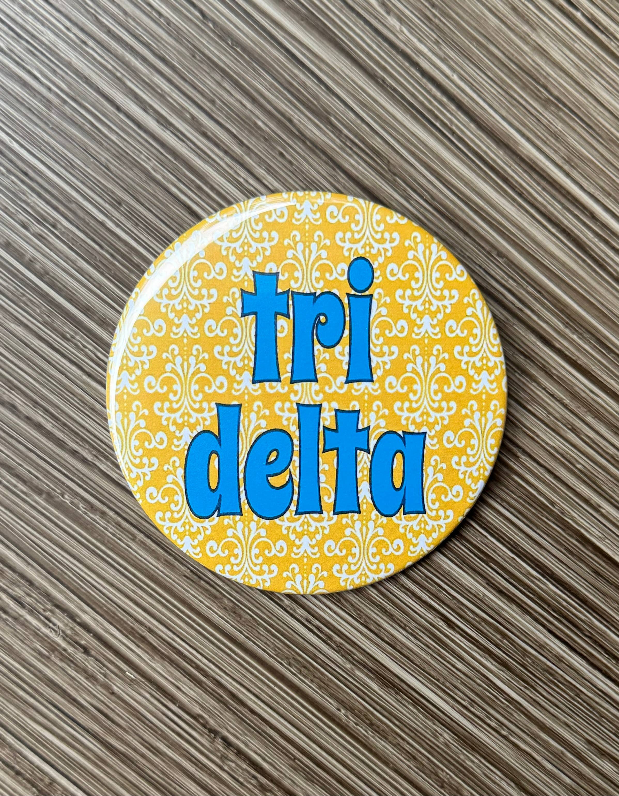 Buttongirl99 – Engroshandel Reversnål/knap – Delta Delta Delta Sorority 3" Pin/Knap - Gul2