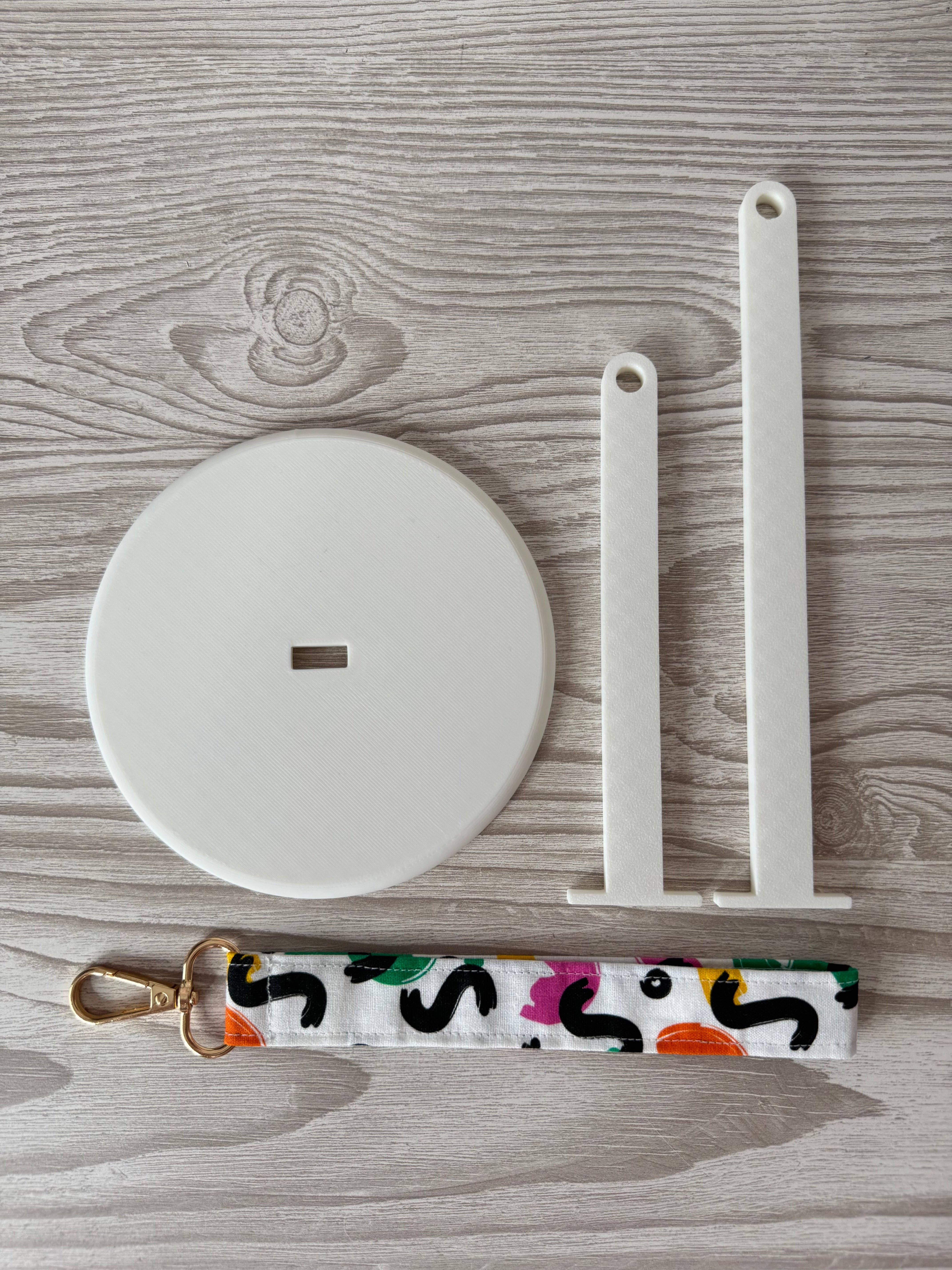 Emily's Weaving – wholesale Knitting/Crochet Supplies – White Yarn Spinner with Abstract Wristlet3