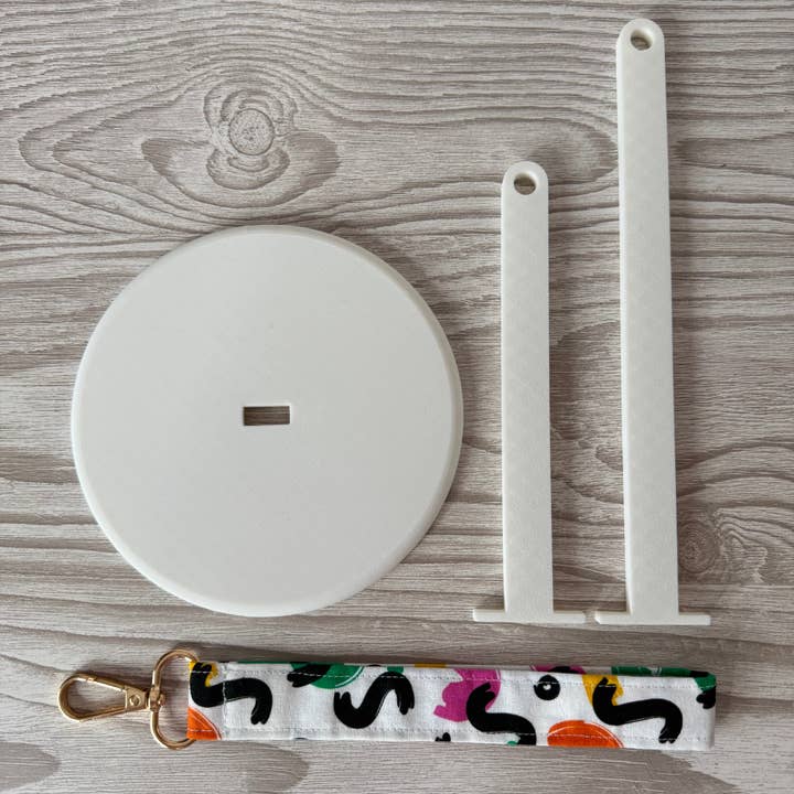 Emily's Weaving – wholesale Knitting/Crochet Supplies – White Yarn Spinner with Abstract Wristlet3