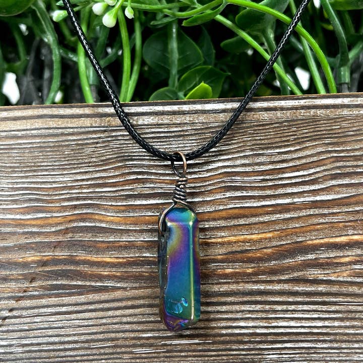 Handmade by Marlayna – wholesale Hänge-/berlockhalsband – Wire Wrapped Rainbow Aura Titan belagd kvarts kristall ädelsten