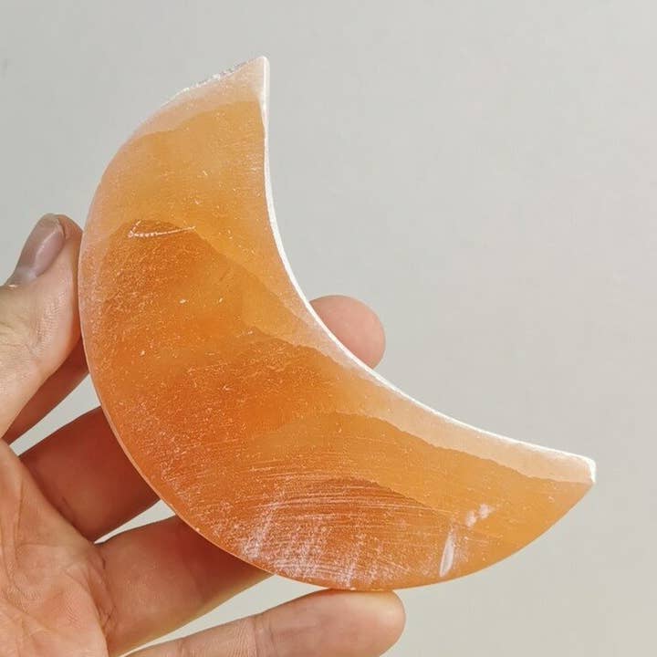 UNDERSUN.STORE – Großhandel Dekorative Platte/Teller/Schüssel – Handgefertigter Pfirsich-Selenit-Mondteller 10 cm0