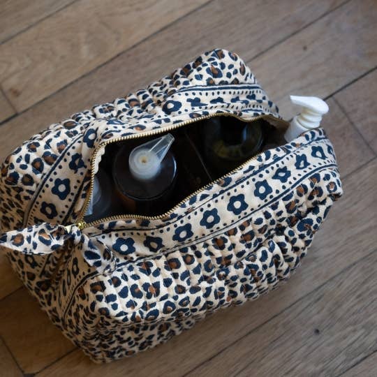 Love Explorers - Wholesale Toiletry Bag - Women's - Toiletry bag - beige leopard