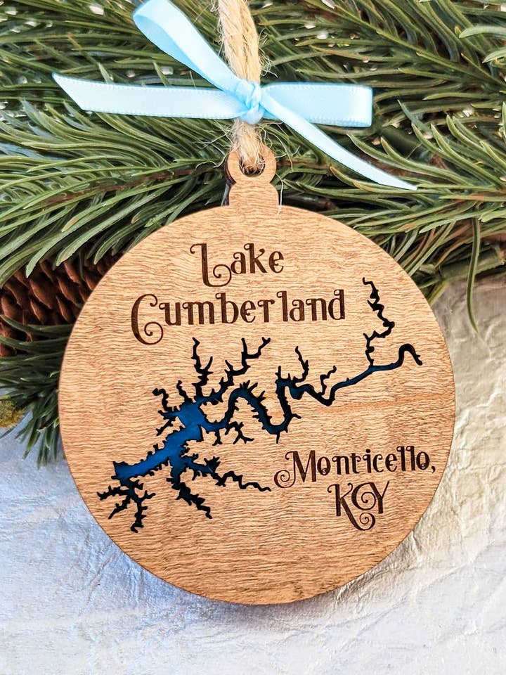 Ornamento natalizio in legno personalizzato Any Lake per la vendita all'ingrosso da parte di Shelfish Modern