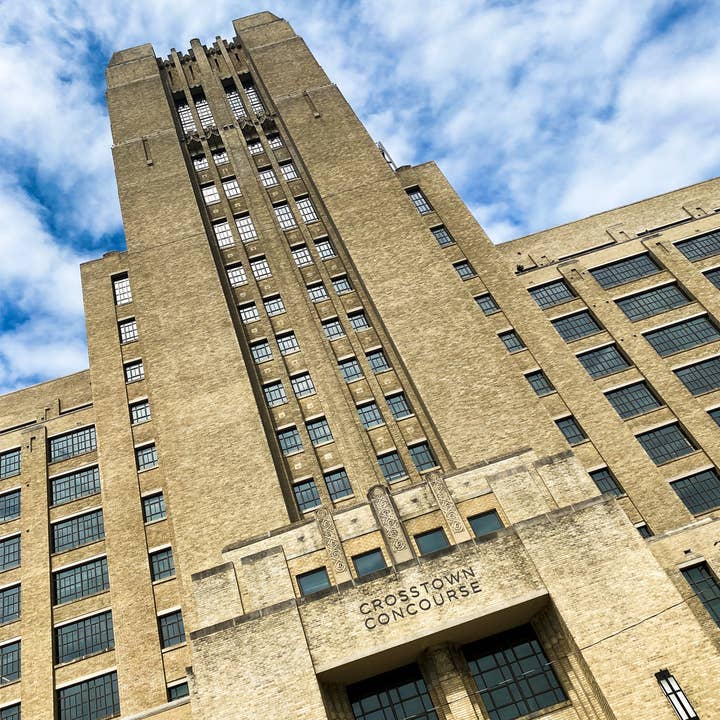 Crosstown Concourse voor wholesale door South Austin Gallery