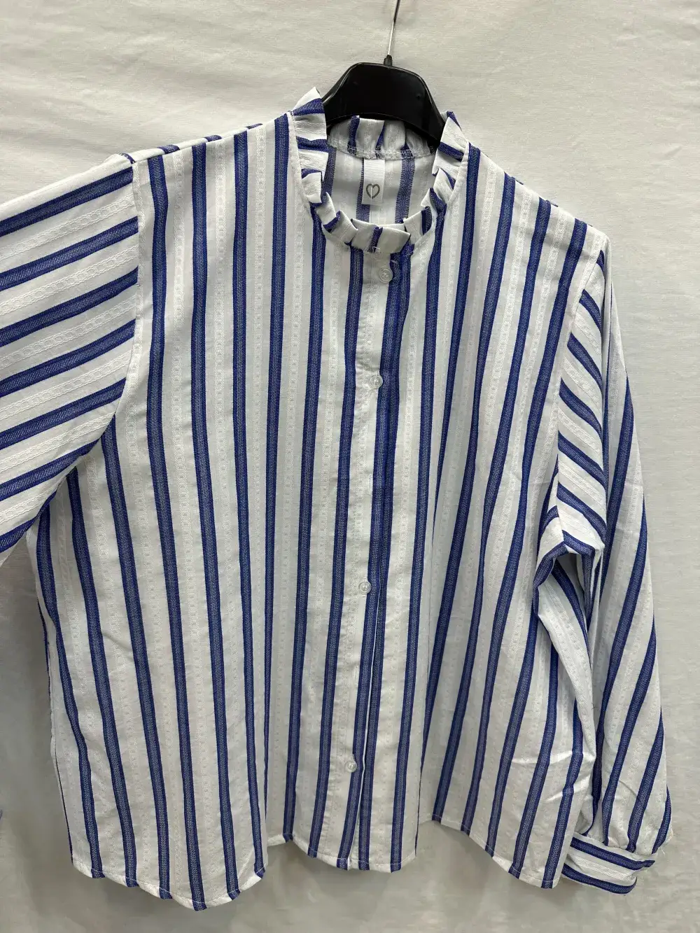 Mimi & Gogo - Wholesale Overhemd met knopen - Dames - Gestreept overhemd met ruches aan de kraag5