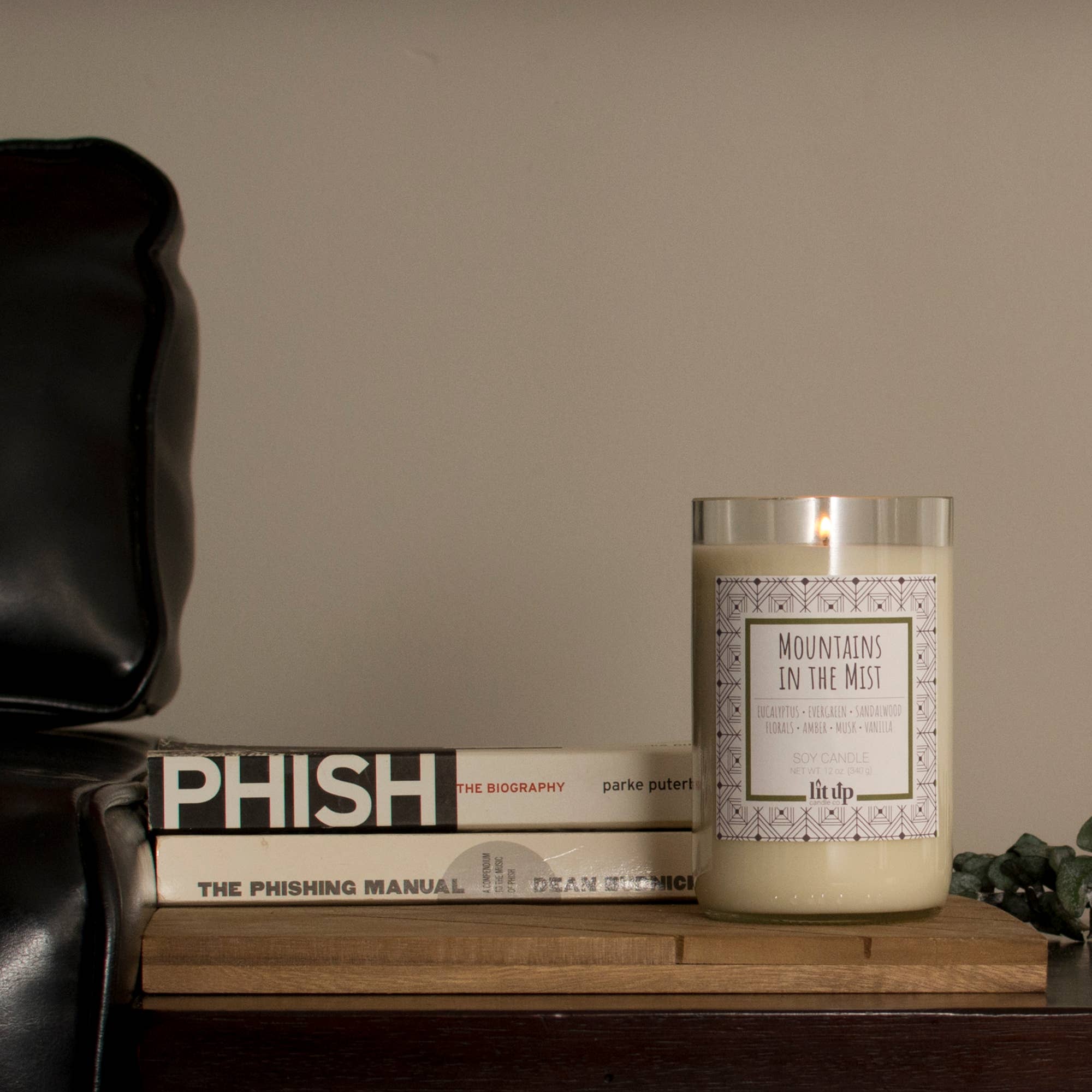 Lit Up Candle Co. - Vente Bougie en bocal - Bougies de soja Mountains in the Mist de 12 oz dans des bouteilles de vin5