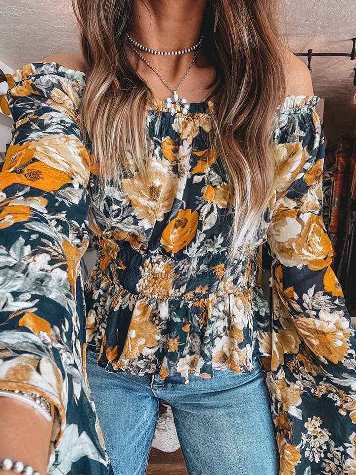 Top a fiori blu con spalle scoperte, maniche a campana e peplo arricciato #2 per la vendita all'ingrosso da parte di Kustom Kreations Goods