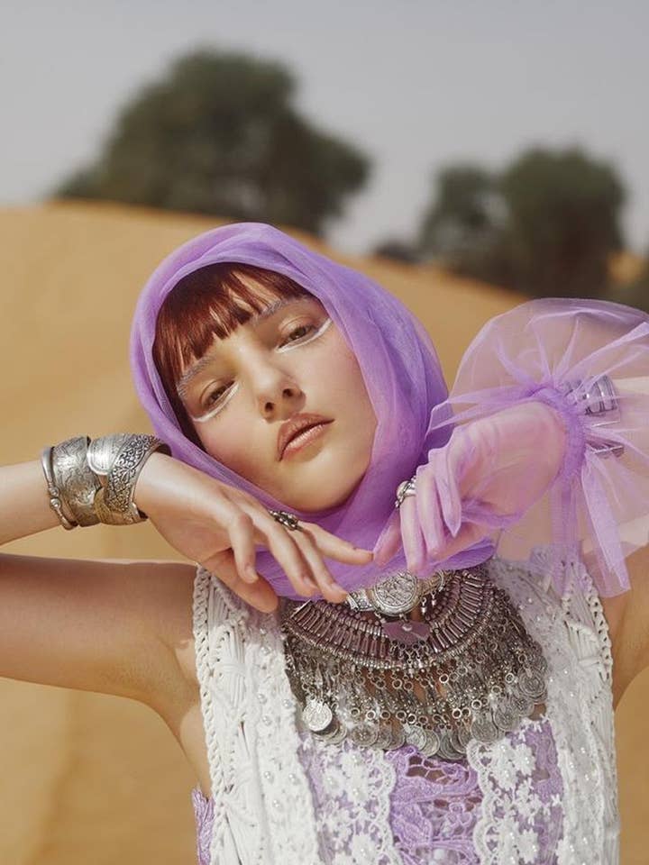 Lilafarbene Tüllhandschuhe für den Großhandel von Mona Fares