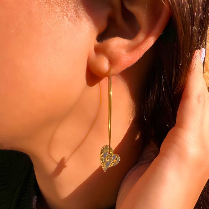 Otis Jaxon London – wholesale Dangle earrings – Ellipse Hammered Heart Gold Drop Earrings1