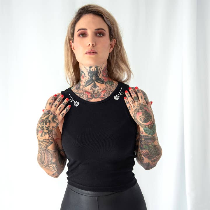 Rose punk crop top med dekorativ roseprint ved halsen for engroshandel hos Pour la Rebelle