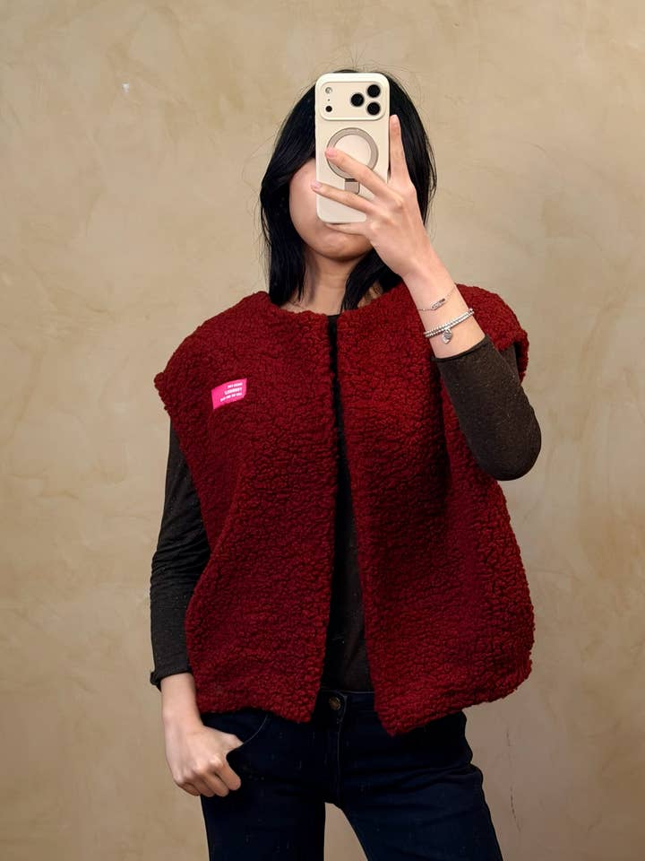 J33150A Mouwloos gilet van nepbont voor wholesale door Joyna