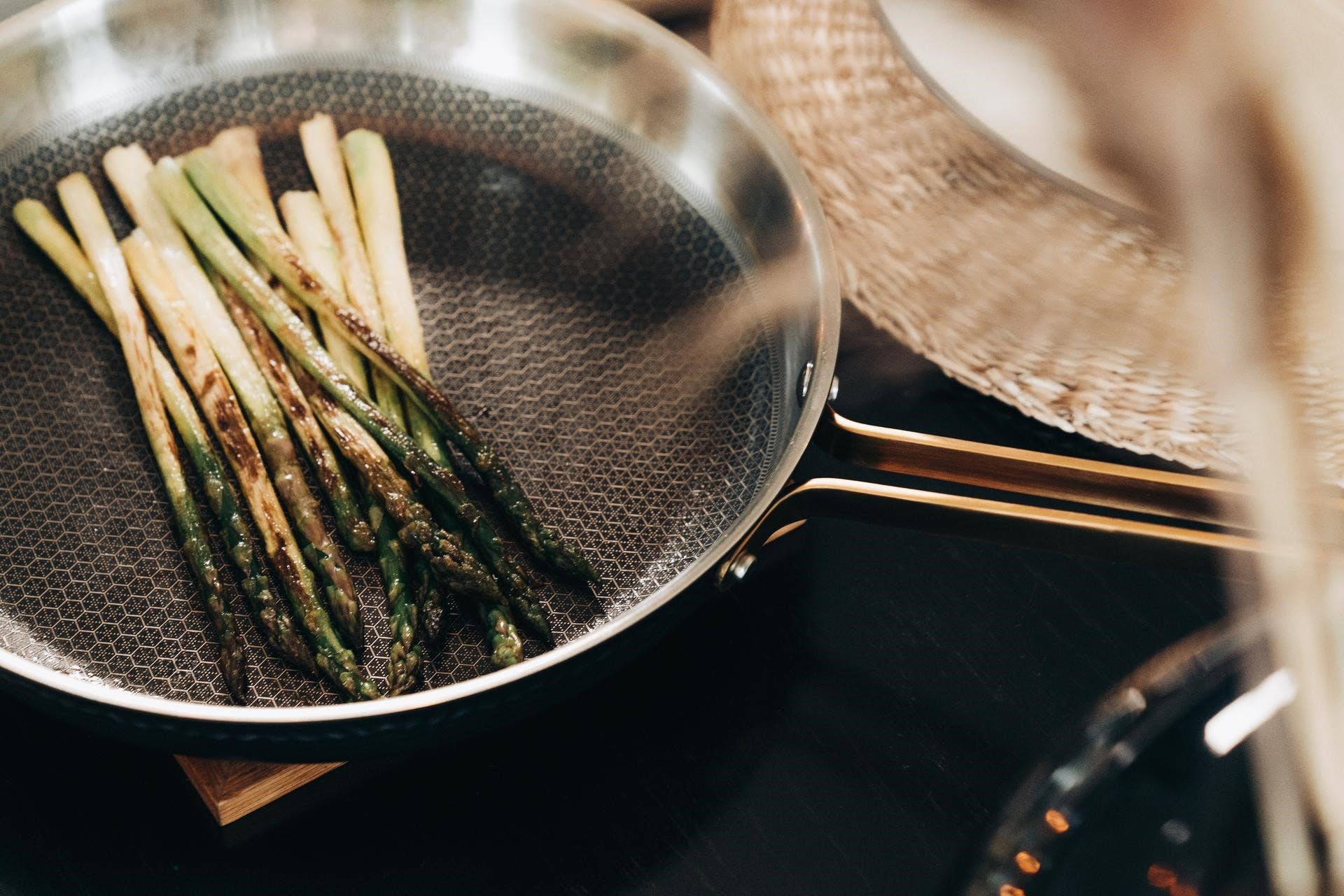 Vargen & Thor - Wholesale Pan - MODELL Xb - Frying pan, black with details of brass 3