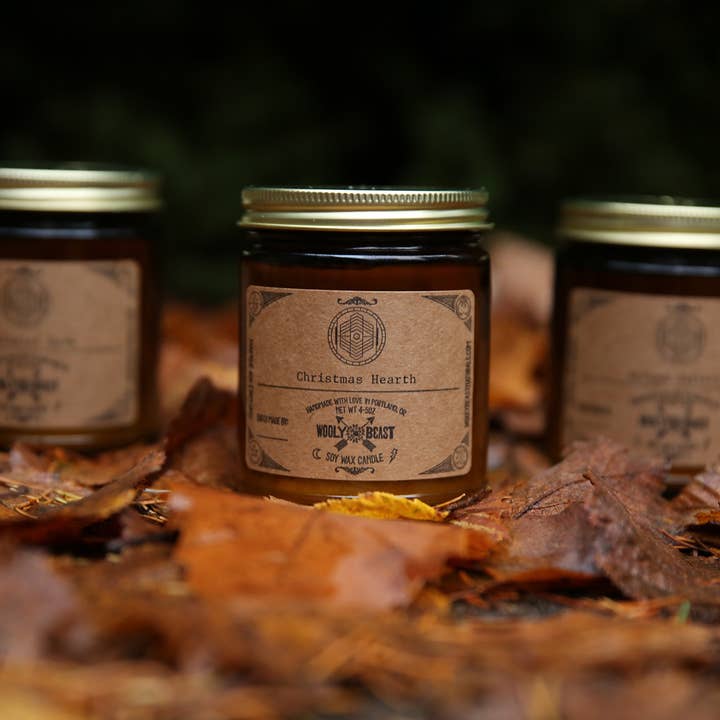 Candela di soia natalizia Hearth in barattolo da farmacia color ambra per la vendita all'ingrosso da parte di Wooly Beast Naturals