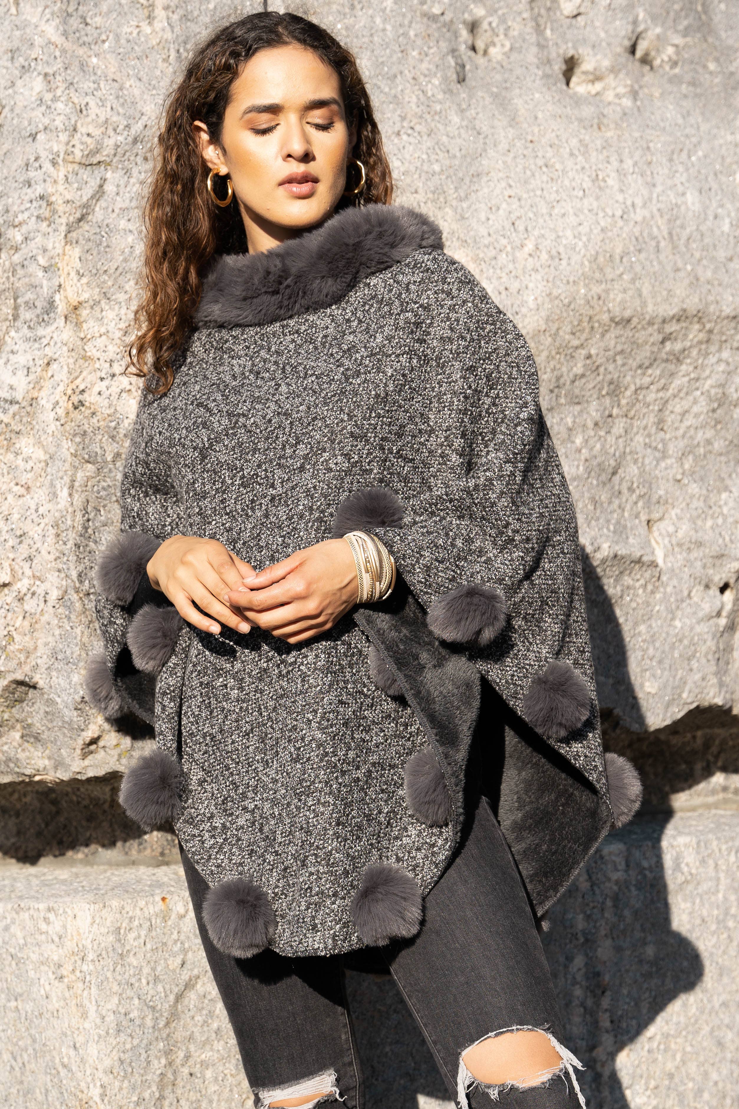 SAACHI - Wholesale Poncho - Dames - Posey Fur Pomponponcho14